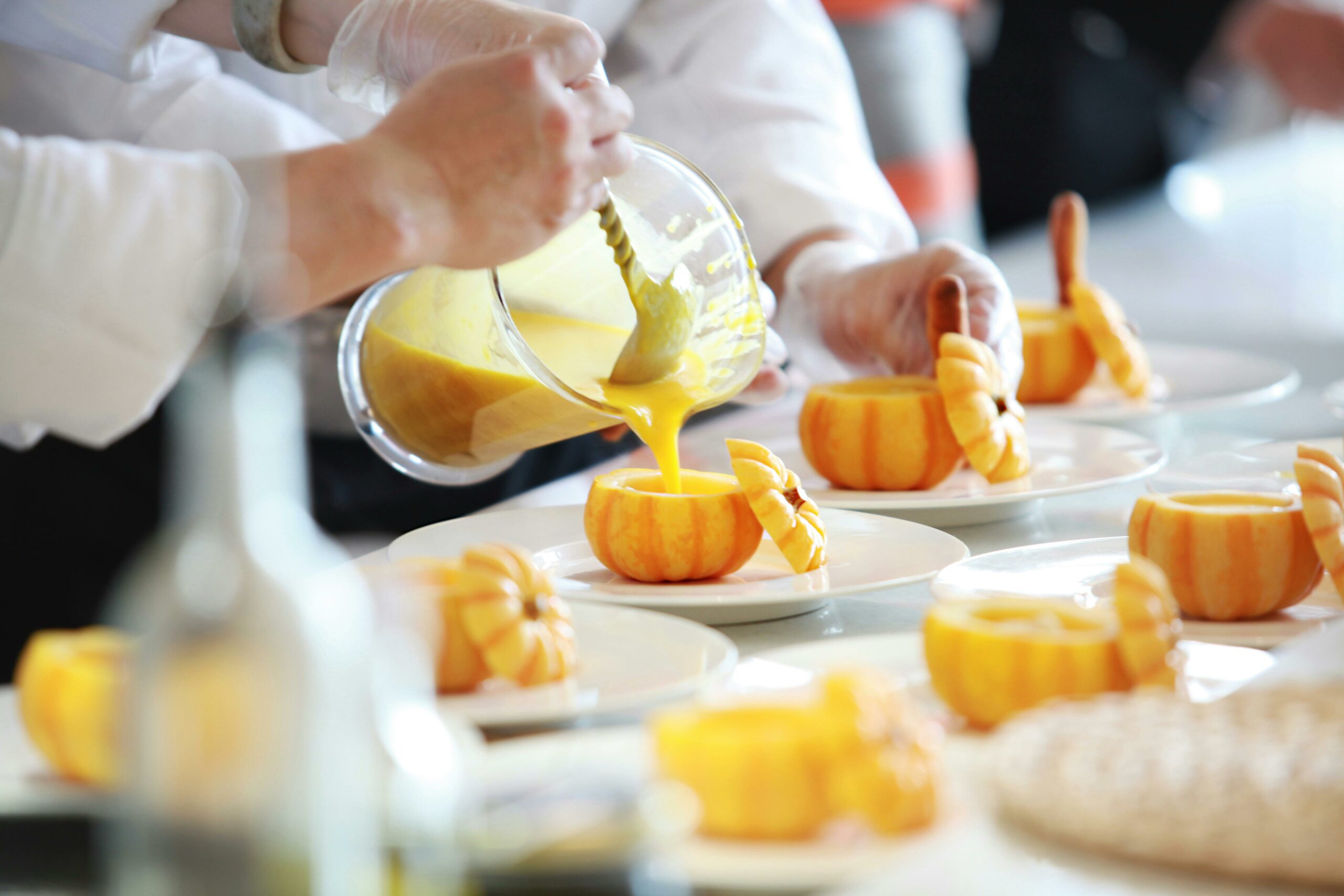 Formation Traiteur : remplissage de mini citrouille avec une soupe