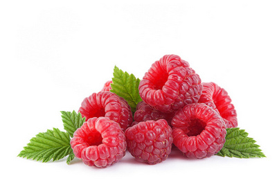 Photographie de framboises et feuilles de framboisier sur fond blanc